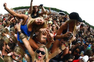 festival-crowd-girls
