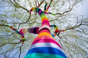 LIBREDEDROITSyarn_bombing_ute_lennartz-lembeck-420x278