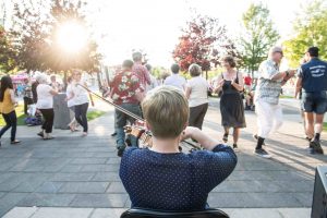 Veillée de danse lors d'une vente trottoir (2015)