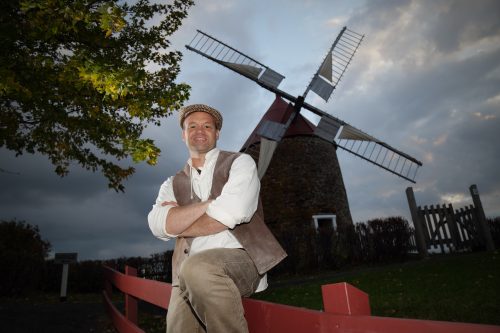 Meunier devant moulin à l'Isle-aux-Coudres