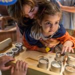 Enfants durant une activité d'interprétation aux Moulins de l'Isle-aux-Coudres